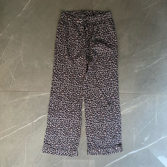 Old Navy girl’s 2 pc pjs, leopard - Picture 2 of 5